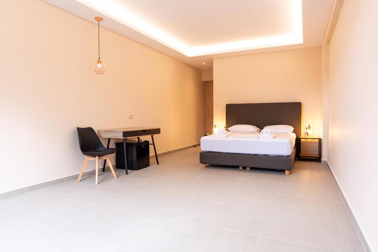Mini Suites Near Athen'S Airport Free Shuttle From And To Athen'S Airport สปาตา ภายนอก รูปภาพ
